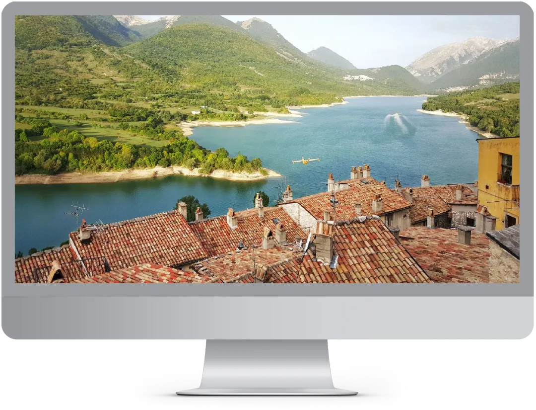 Computer con Immagine dell'Abruzzo che simboleggia realizzazione siti web Abruzzo