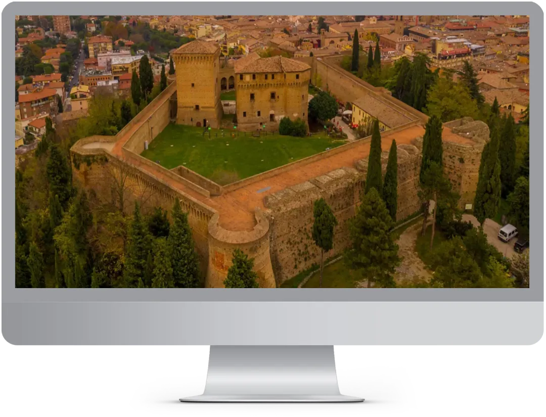 Computer con Immagine di Cesena che mostra il servizio di realizzazione siti web Cesenza